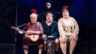 Die drei Lumpen (v.l.n.r.): Robert Meyer (Knieriem), Florian Carove (Zwirn), Thomas Frank (Leim), dahinter: Sebastian Wendelin (Lumpazivagabundus) (Bild: Festspiele Reichenau/Lalo Jodlbauer)