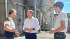 Wirtschaftslandesrat Leonhard Schneemann (Mitte) stattete Gerald und Christoph Passenbrunner einen Besuch ab (Bild: Büro LR Schneemann)