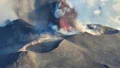 Auf Sizilien hat der Vulkan Ätna am Donnerstag neuerlich spektakulär Feuer und Asche gespuckt. (Bild: AFP/Etna Walk/Giuseppe Distefano)