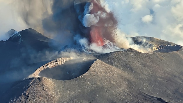 Szicíliában az Etna vulkán csütörtökön ismét látványosan tüzet és hamut okádott. (Bild: AFP/Etna Walk/Giuseppe Distefano)