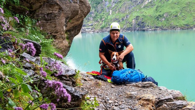 Dog handler Markus Stemberger from the mountain rescue team discovered the woman with dog "Amy" in a ditch. (Bild: Bergrettung Salzburg)