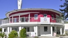 Dieses Haus in Zell am Moos beheimatete einen Großteil des Geschäfts von Gabriela M. Es wurde großteils von ihren Kunden finanziert. (Bild: Manfred Fesl)