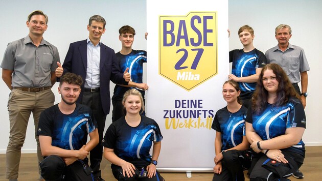 Miba CEO F. Peter Mitterbauer (2nd from left) with apprentices and training managers and the logo of the new building. (Bild: Hermann Wakolbinger)