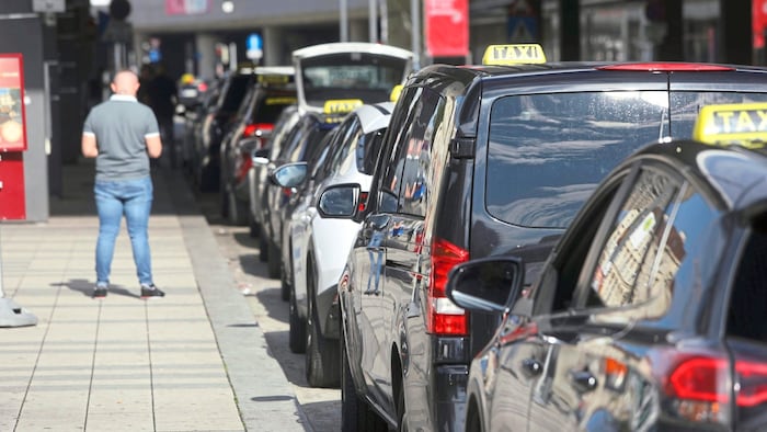 Konzessionierte Wiener Taxis erkennt man an der Kennzeichenendung TX, ATX, BTX oder CTX.