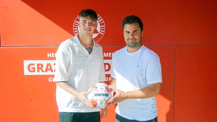 Ex-Italy legionnaire Didi Elsneg (r.) brought Tio Cipot from Serie B club Spezia.