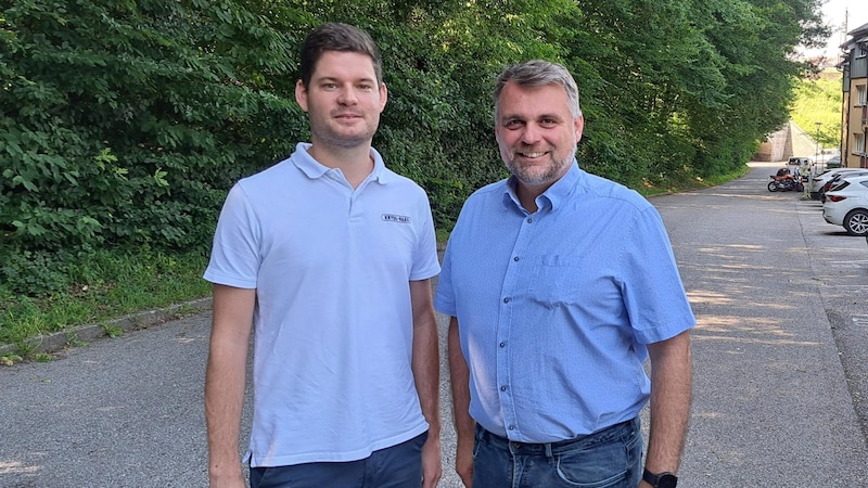 Bürgermeister Lukas Michlmayr (re.) freut sich, dass mit Michael Krydl ein neuer Besitzer gefunden wurde, der den Wald erhalten möchte. (Bild: Stadtgemeinde Haag)