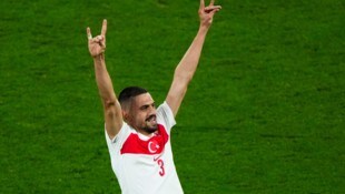 Merih Demiral zeigt den Wolfsgruß.