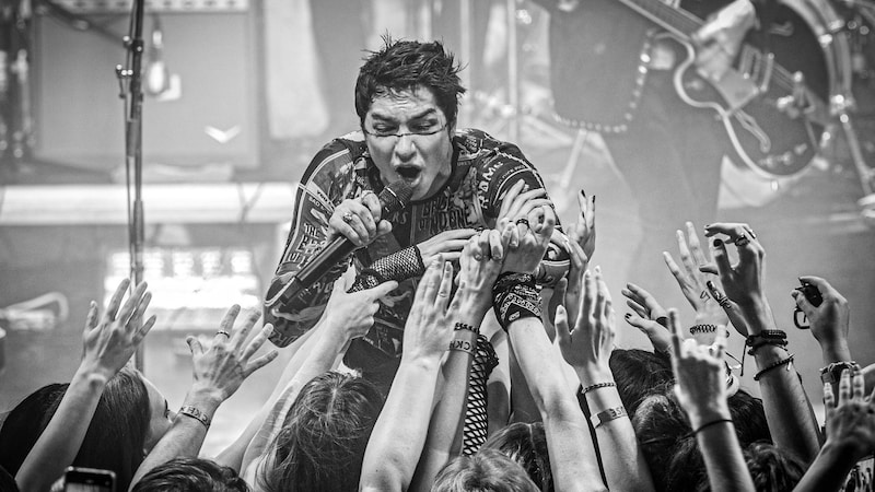 Frontman Remington Leith heizte dem Publikum ein. (Bild: Rockhouse/Wolfgang Kofler)