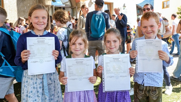 Stolzes Quartett in Maishofen: Marianne, Emelie, Elina und Alexander (Bild: Hölzl Roland)