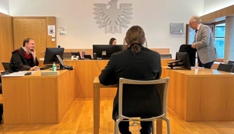 Der Angeklagte war rund eine Woche als Ausbildungsarzt tätig, zuvor schon als Förster – beide Jobs bekam er mit gefälschten Zeugnissen.  (Bild: Baumgartner)