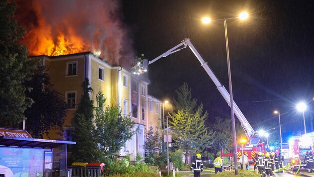 Die ehemalige Musikschule in Vöcklabruck brannte lichterloh. (Bild: Matthias Lauber)