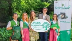 Stephanos Berger (Projektkoordination CIDCOM), Blumenprinzessin Anna-Sophie, Kathrin Großschedl, Andreas Zakostelsky, Blumenprinzessin Laura (v. li.). (Bild: Tourismusverband Oststeiermark/Iris Bloder)