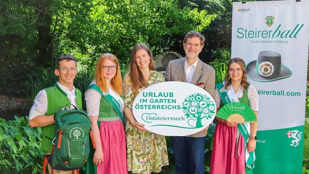 Stephanos Berger (Project Coordination CIDCOM), Flower Princess Anna-Sophie, Kathrin Großschedl, Andreas Zakostelsky, Flower Princess Laura (from left). (Bild: Tourismusverband Oststeiermark/Iris Bloder)