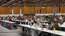 Bewerber für ein Studium an der JKU schrieben den MedAT in der Messe Wels (Bild: Lauber/laumat.at Matthias)