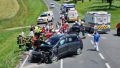 Beim Unfall auf der Kobernaußer Landesstraße verloren zwei Frauen ihr Leben. (Bild: FF Lohnsburg)