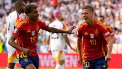 Dani Olmo (re.) und Lamine Yamal bejubeln das 1:0 gegen Deutschland. (Bild: Copyright 2024 The Associated Press. All rights reserved)