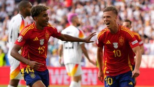 Dani Olmo (re.) und Lamine Yamal bejubeln das 1:0 gegen Deutschland.