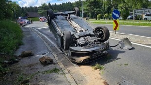 Am Dach liegend kam das Auto zum Stillstand.