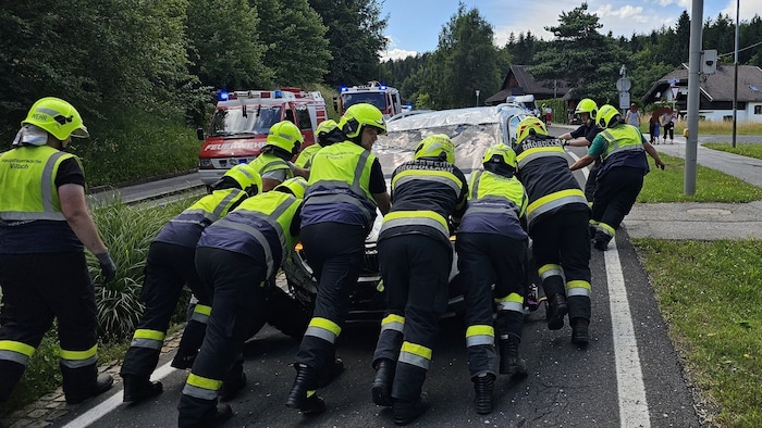 „Per Hand“ wurde das Fahrzeug von der Straße geborgen.