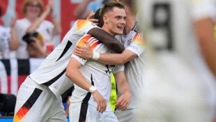 Florian Wirtz wird von seinen Teamkollegen gefeiert. 