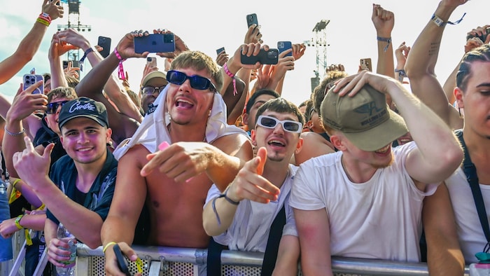 Das lange Warten hatte endlich ein Ende: Enthusiastische Fans klammerten sich früh an den besten ...