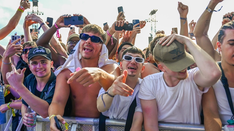 The long wait finally came to an end: enthusiastic fans clung on to the best seats early. (Bild: Andreas Graf)