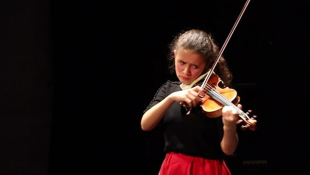 Lorea Mimura bir müzik yarışmasını kazandı ve eski kemanı çalmasına izin verildi. (Bild: Ars Nova International Music Competition)