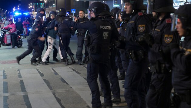 A keddi Ausztria-Törökország 16. fordulóbeli mérkőzés nyilvános megtekintése után a bécsi főpályaudvar környékén incidensek történtek. (Bild: APA/ROLAND SCHLAGER)