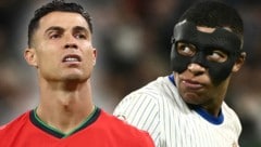 Kylian Mbappe (re.) schickt Cristiano Ronaldo in den EM-Ruhestand. (Bild: AFP or licensors, APA/AFP/Angelos Tzortzinis)