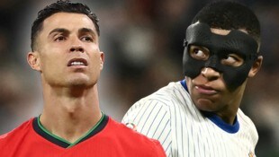 Kylian Mbappe (re.) schickt Cristiano Ronaldo in den EM-Ruhestand.