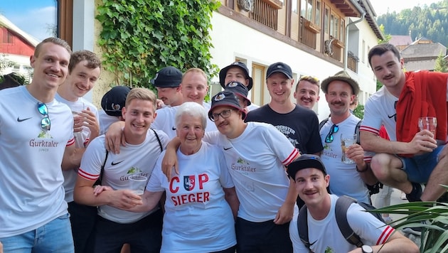 The boys from St. Peter celebrate with Hinteregger and his grandma Gusti (Bild: zVg)