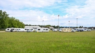 Anrainer in Traun sind besorgt über ihre neuen Nachbarn auf Zeit: Knapp 20 Wohnwägen machen beim ...