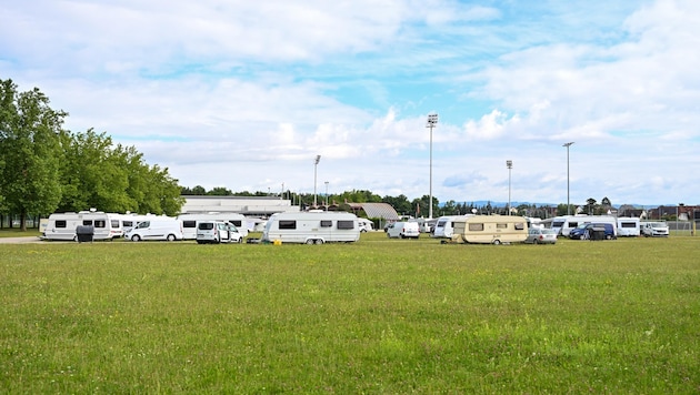 Anrainer in Traun sind besorgt über ihre neuen Nachbarn auf Zeit: Knapp 20 Wohnwägen machen beim Stadion Station. (Bild: Dostal Harald)