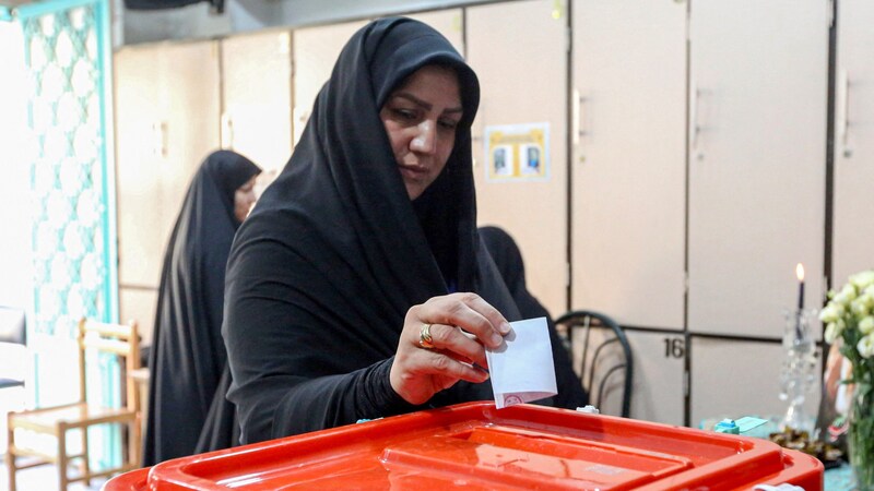 Eine Iranerin gibt ihren Stimmzettel ab. (Bild: APA/AFP)