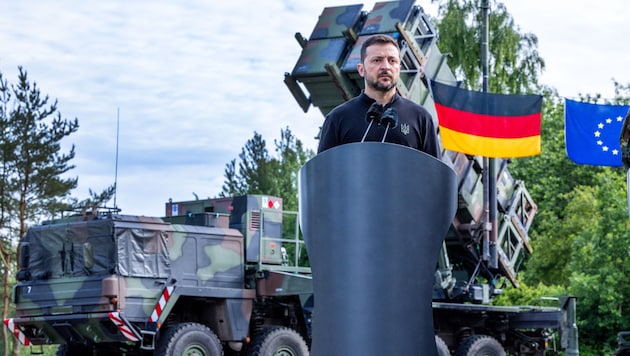 Ukrainian President Volodymyr Selensky in front of a Patriot air defense system (Bild: APA/AFP)