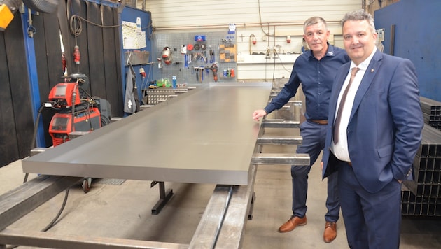 Klaus Mair (right), Managing Director of GW Tirol, and site manager Markus Wehinger show off an "unusual" order: an oil drip tray. (Bild: DAUM Hubert)