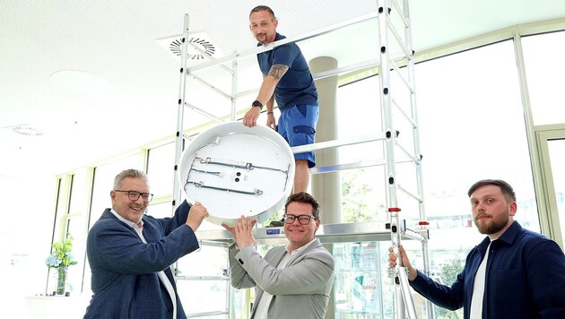 City councillors Peter Hacker (left) and Jürgen Czernohorszky help to replace the lamps. (Bild: Stadt Wien/Martin VOTAVA)