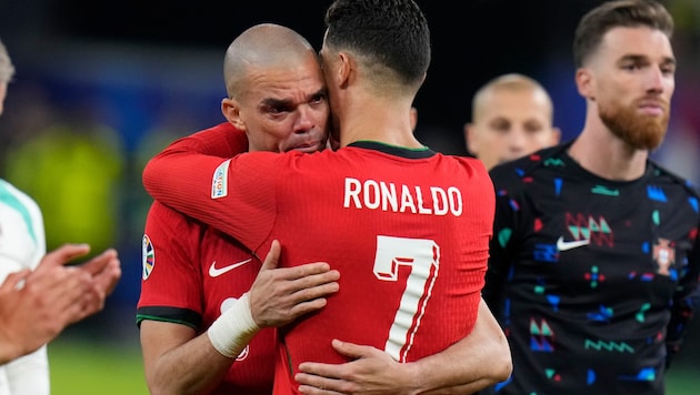 Cristiano Ronaldo comforts Pepe. (Bild: Copyright 2024 The Associated Press. All rights reserved)