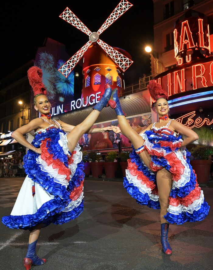 Hoch das Bein vor den neuen Flügeln des Moulin Rouge ...