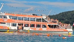 Ein Wörthersee-Schiff hat die Teilnehmer im Wörthersee abgesetzt.