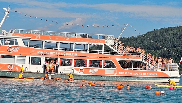 Ein Wörthersee-Schiff hat die Teilnehmer im Wörthersee abgesetzt. (Bild: Tragner Christian/Christian Tragner)