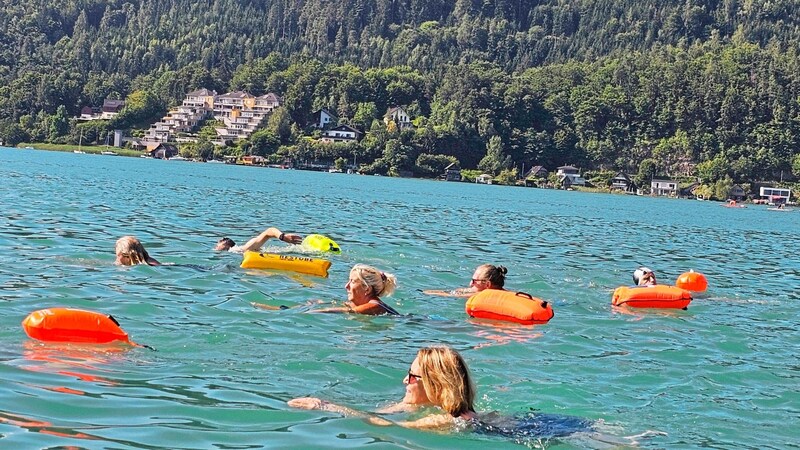 Mit Schwimmhilfen ging es 1200 Meter durch den Wörthersee. (Bild: Tragner Christian/Christian Tragner)