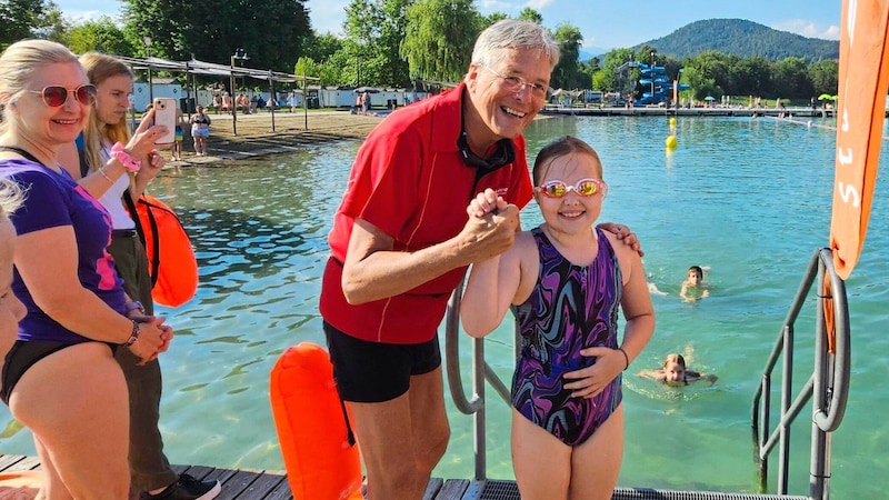 Peter Kaiser mit jungen Schwimmtalenten. (Bild: Tragner Christian/Christian Tragner)