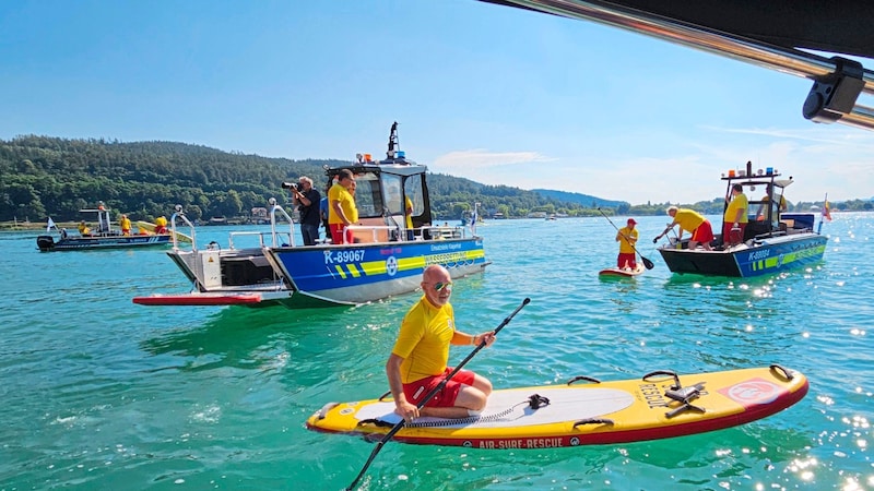 Die Wasserrettung hat die Schwimmer begleitet. (Bild: Tragner Christian/Christian Tragner)