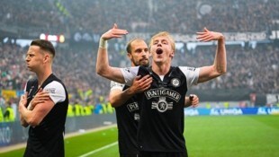 Stürmer Mika Biereth (re.) ist heute schon mit beim Camp von Sturm in Irdning.