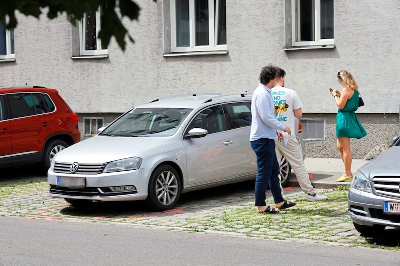 Betroffene Nachbarn nehmen ihre zerstörten Autos unter die Lupe. (Bild: Groh Klemens)