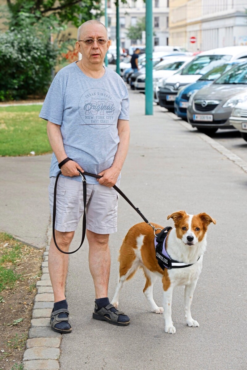 Franz M. köpeği "Nana" ile birlikte dehşet gecesinin ardından şok geçiriyor. (Bild: Groh Klemens)