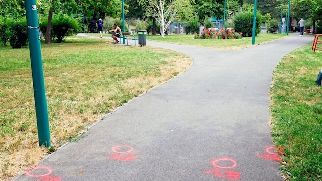 Numerous shell casings were marked by the police during the night. (Bild: Groh Klemens)