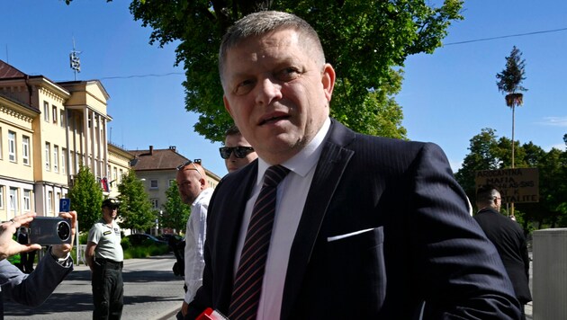 Robert Fico szlovák miniszterelnök először lépett nyilvánosság elé az ellene elkövetett merénylet óta. (Bild: AP/Radovan Stoklasa)