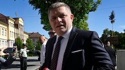 Der slowakische Ministerpräsident Robert Fico hat sich erstmals nach dem Attentat auf ihn wieder öffentlich gezeigt. (Bild: AP/Radovan Stoklasa)